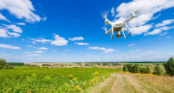 A háttérégbolt drone — Stock Fotó