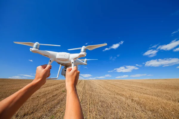 A drone és a fotós kezében — Stock Fotó