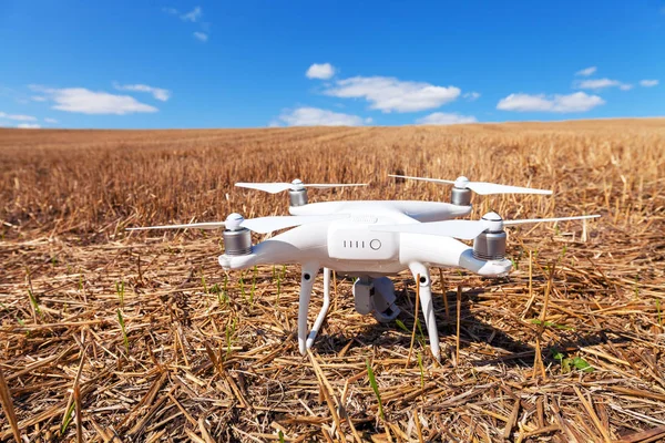 Weiße Drohne auf dem Feld — Stockfoto