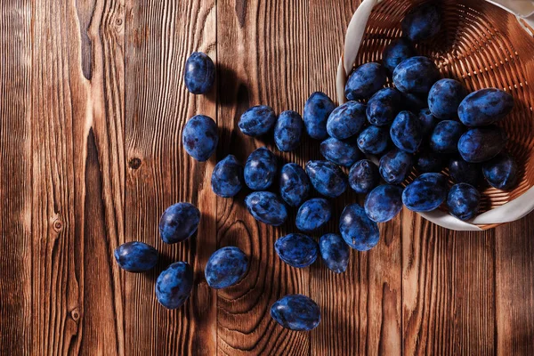 Blue plums  on a wooden background — Stock Photo, Image