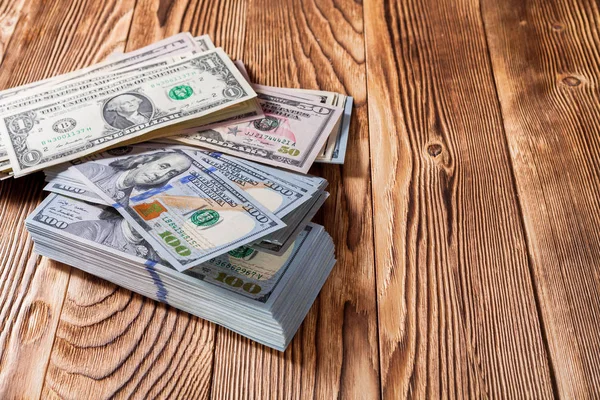 Δολάρια σε φόντο ξύλινη — Φωτογραφία Αρχείου