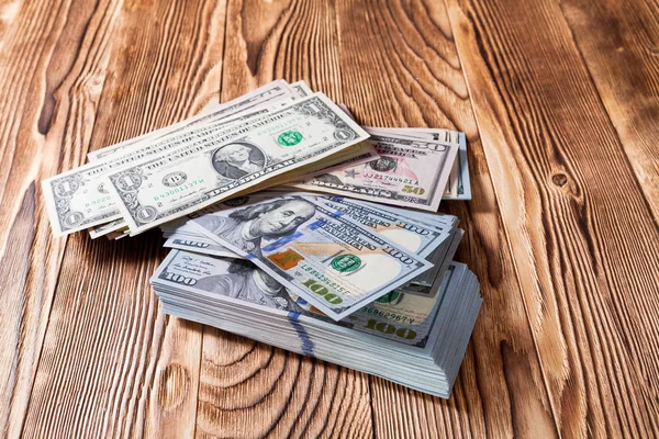 Dólares em um fundo de madeira — Fotografia de Stock