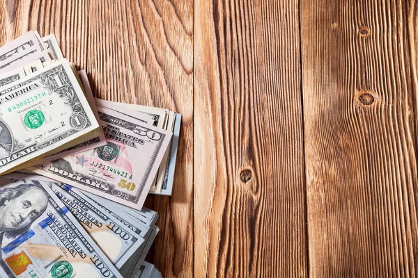 Доллары на деревянном фоне — стоковое фото