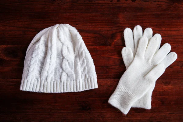 Белый вязаный колпачок с перчатками — стоковое фото