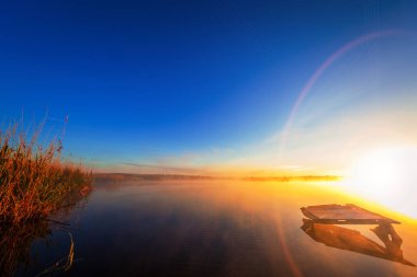 Resimli orman ve nehir.