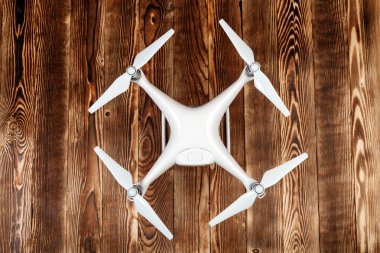 Beyaz dron izole 