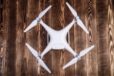 Beyaz dron izole