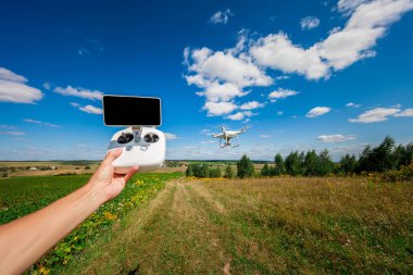 Yaz günü alanında robot