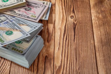 para, banknot ahşap arka plan üzerinde
