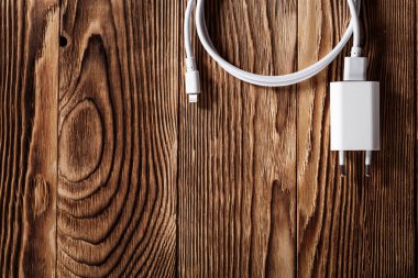 Ahşap arka plan üzerinde kablo telefon şarj cihazı