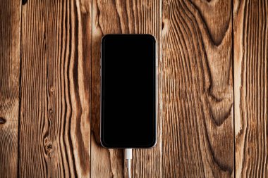 Ahşap masa üstünde Smartphone
