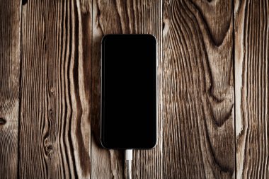 Ahşap masa üstünde Smartphone