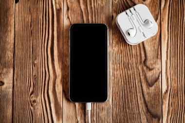 Akıllı telefon şarj cihazı kulaklık