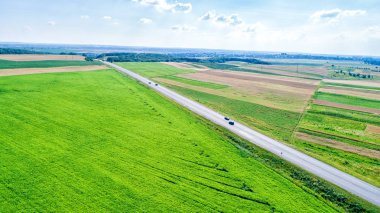 Manzara. Yukarıdan yol ve alan görünüm