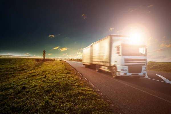 Veel Vrachtwagens Een Snelweg Bij Zonsondergang — Stockfoto