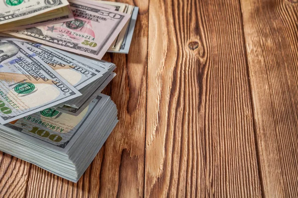 Dinero, billetes sobre un fondo de madera —  Fotos de Stock