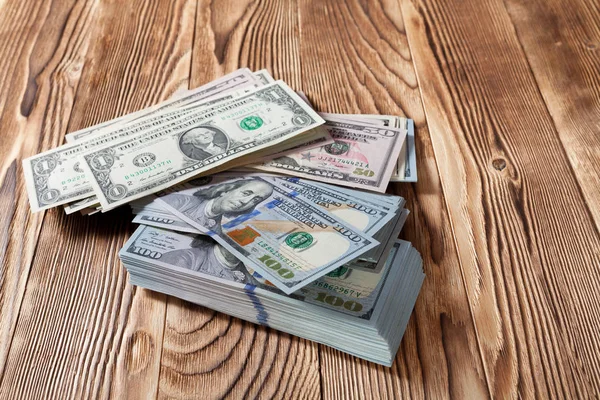 Pengar, sedlar på en trä bakgrund — Stockfoto