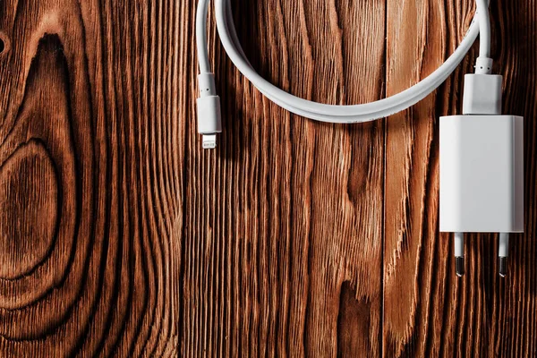 Chargeur Téléphone Par Câble Sur Fond Bois — Photo