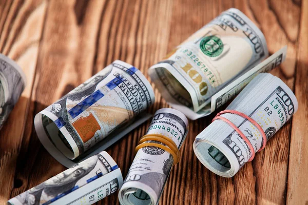 Dinero, billetes sobre un fondo de madera — Foto de Stock