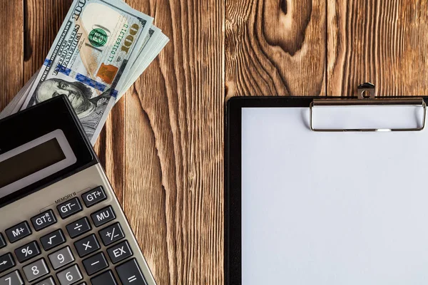 Paper plate, money and black calculator — Stock Photo, Image