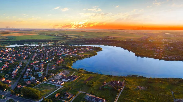 Staden vid solnedgången från drönaren — Stockfoto