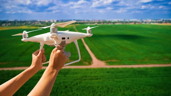 Fotógrafo trabalhando com drone — Fotografia de Stock