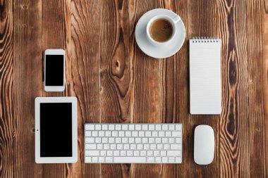 bilgisayarda tuş takımı, tablet, smartphone, ahşap masaüstü izole kahve
