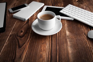 Masanın üzerinde modern dizüstü bilgisayar