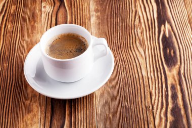 Kahve Kupası tahta masada yakın çekim