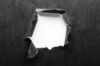 Yırtık yanlarıyla siyah kağıt delik 