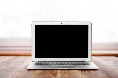 Ahşap masa boş ekran ile dizüstü bilgisayar