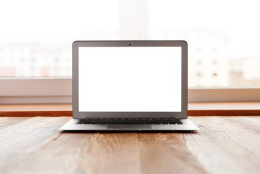 Ahşap masa boş ekran ile dizüstü bilgisayar