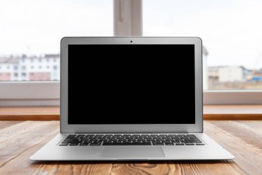 Ahşap masa boş ekran ile dizüstü bilgisayar