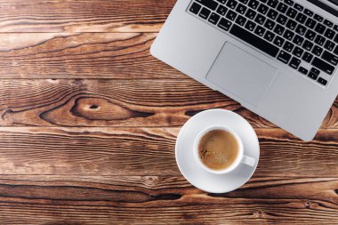 Masanın üzerinde modern dizüstü bilgisayar