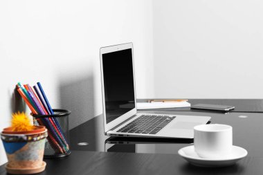 Masanın üzerinde modern dizüstü bilgisayar