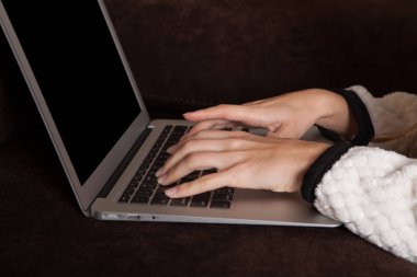 Dizüstü bilgisayar kullanan kadın