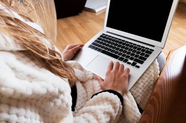 bir dizüstü bilgisayarda yazarak kadın 