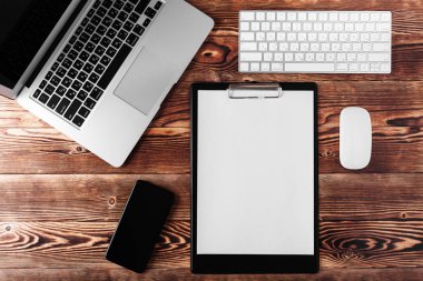 Masanın üzerinde modern dizüstü bilgisayar