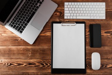 Masanın üzerinde modern dizüstü bilgisayar