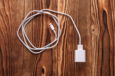 Ahşap arka plan üzerinde kablo telefon şarj cihazı