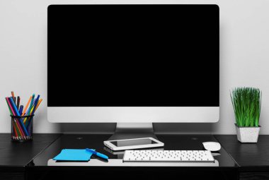 Ofisteki bir masada bilgisayar.