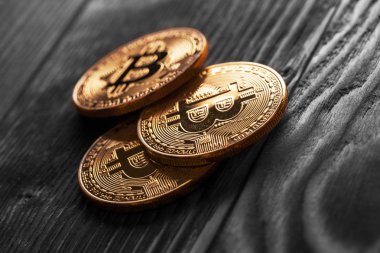 ahşap zemin üzerine altın bitcoins