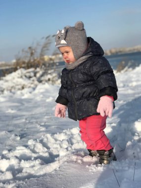 Karda oynayan çocuk 