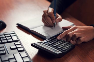 hesap makinesi ile çalışmaya kız