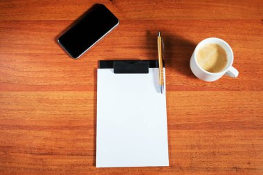 kahve fincanı ve smartphone ile çalışma alanı
