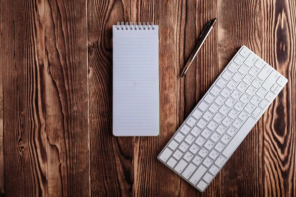 Bloc Notas Blanco Teclado Del Ordenador Escritorio Madera —  Fotos de Stock