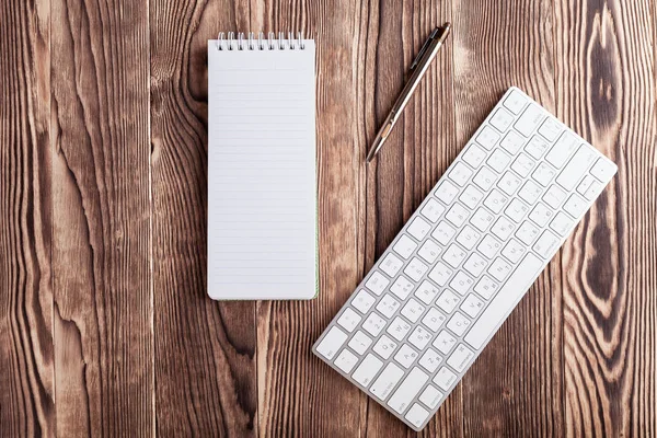 Bloc Notas Blanco Teclado Del Ordenador Escritorio Madera —  Fotos de Stock