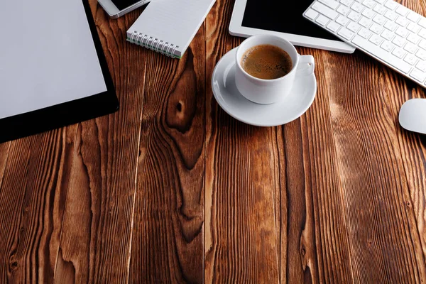 Dator tangentbord, mus, mobil, kaffe — Stockfoto