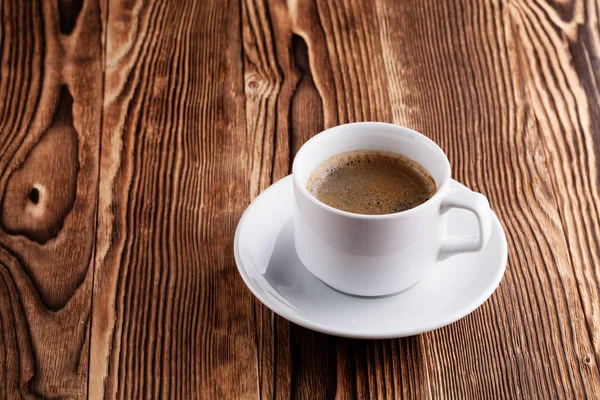 Xícara de café no fundo de madeira — Fotografia de Stock