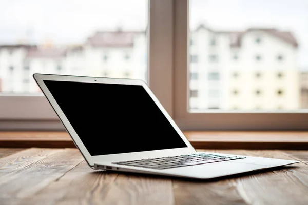 Ordinateur Portable Avec Écran Blanc Sur Table Bois — Photo